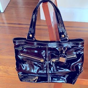 Classic Authentic Patten Leather “Dooney & Bourke “ purse...Stunning🌹